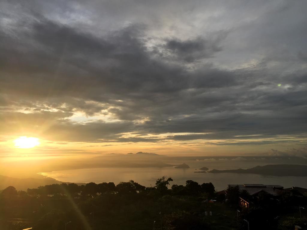 Ron'S Condo Overlooking The Lake Tagaytay City Eksteriør bilde
